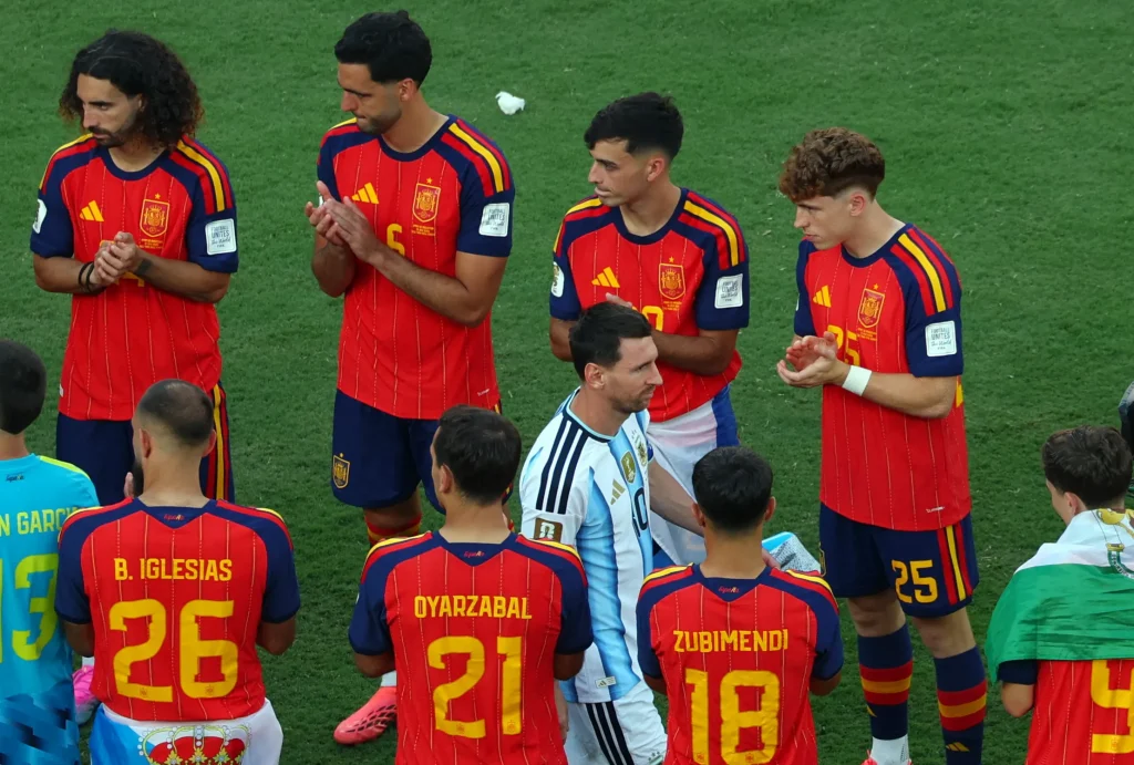 FIFA World Cup 2026 - Final - Spain v Argentina - July 19, 2026 Spain players applaud Argentina's Lionel Messi as he walks up to receive his runners up medal after the match REUTERS/Mike Segar